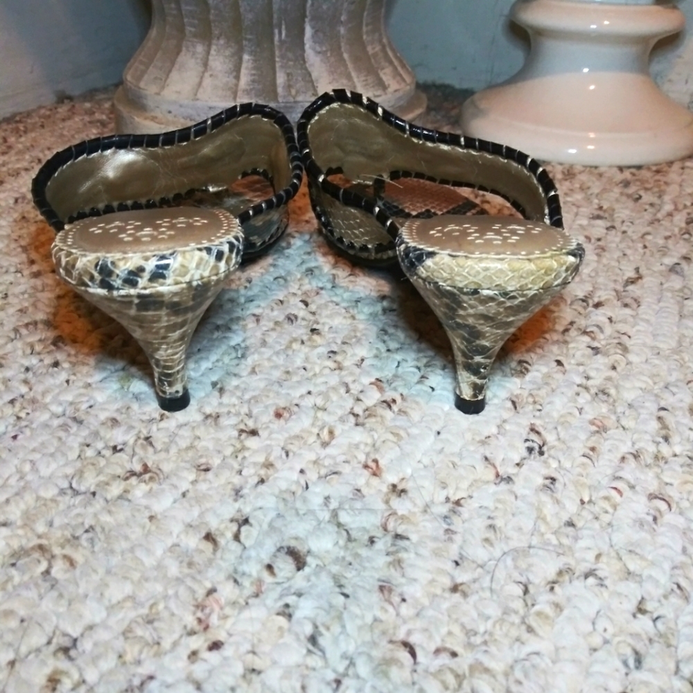 Jack Rogers Marina Black & Tan Snakeskin Kitten Heeled Thong Sandals - Picture 5 of 8